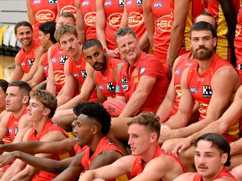 The new system employed by coach Damien Hardwick (centre with ball) has the Gold Coast Suns buzzing. (Darren England/AAP PHOTOS)